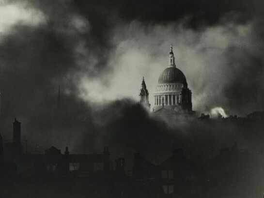 Herbert Mason “St. Pauls During the Blitz” December, 1940, vintage silver gelatin print on
glossy fibre paper 20,3 x 25,8 cm