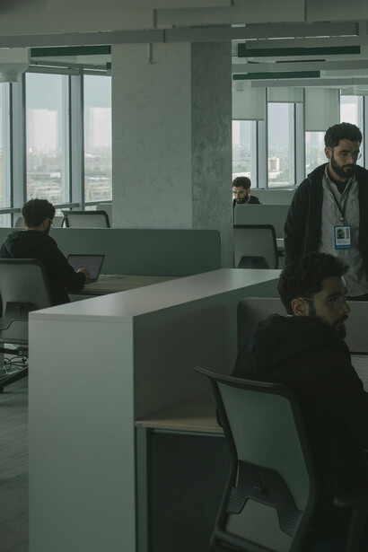 La presencia se desdobla y deja en duda si el cuerpo limita lo que el espíritu es capaz de alcanzar