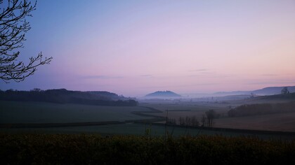 Paesaggio di campagna avvolto nella foschia del mattino