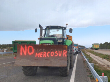 Manifestantes del movimiento "Revuelta Campesina" han acampado en medio de la autopista A7 en Garrigàs, en la comarca del Alt Empordà, en España, para protestar contra el Mercosur