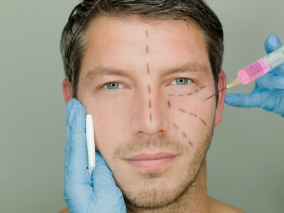 Un hombre se prepara para la cirugía estética
