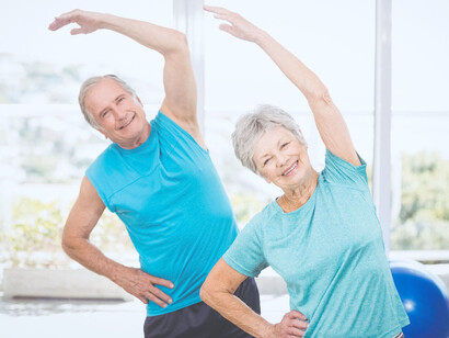 Adultos mayores ejercitándose: alcanzar un buen estado de bienestar mientras envejecemos es algo de lo que debemos ocuparnos