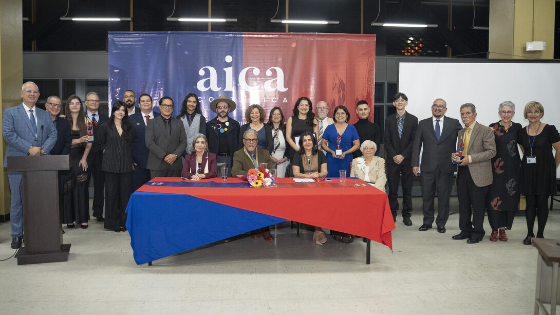 Galardonados y miembros de AICA Costa Rica en el cierre de la IV Edición del Premio de la Crítica 2025. Foto: Juan Carlos Fonseca