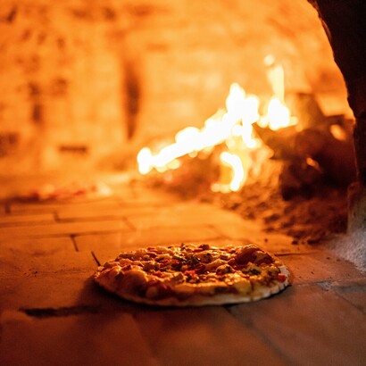 Dietro ogni pizza tradizionale c’è una tecnica precisa: la lunga lievitazione, la cottura ad altissima temperatura e il rispetto per ingredienti di qualità