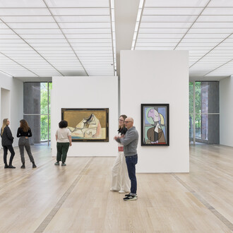 Divers artistes, There is only one thing I fear in life, my friend: One day, the black will swallow the red, vue d’exposition. Avec l’aimable autorisation de la Fondation Beyeler