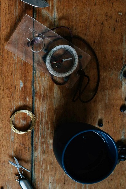 Ao mesmo tempo, há uma dimensão menos romântica nesse apego: o medo. Esvaziar gavetas e prateleiras exige uma confrontação direta com escolhas, prioridades e a própria passagem do tempo