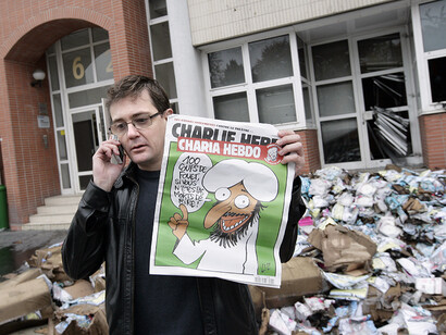 Stéphane Charbonnier,  “Charb”, delante de la redacción de Charlie Hebdo, tras ser atacada en 2011 (Foto: Alexander Klein. AFP/Getty Images)