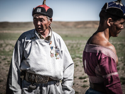 Un anziano con vestito tipico e medaglie al valore