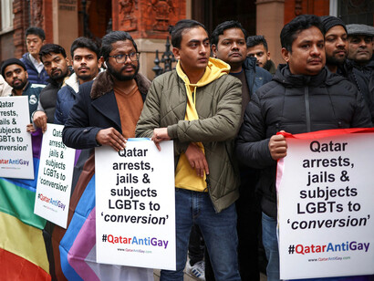 Activistas en pro de los derechos LGBT+ fuera de la embajada de Catar en Londres, RU