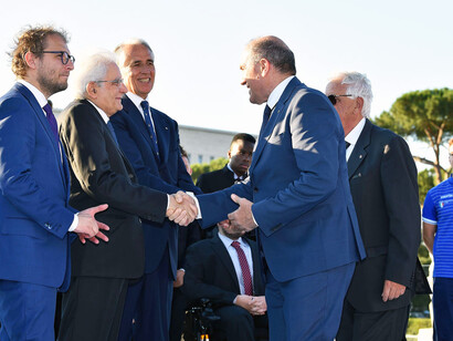 Il presidente del comitato regionale lombardo Oreste Perri saluta Sergio Mattarella