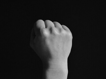 Nei soggetti più fragili si determinano reazioni di vario tipo prima fra tutte l’espressione incontrollata dell’aggressività, spesso rivolta verso l’esterno