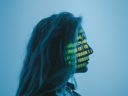 La Inteligencia Artificial (IA) es la combinación de algoritmos planteados con el propósito de crear máquinas que presenten las mismas capacidades que el ser humano