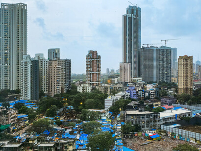 Quartiers d’affaires et zones informelles se font face à Mumbai en Inde, illustration saisissante des tensions entre développement globalisé et justice sociale