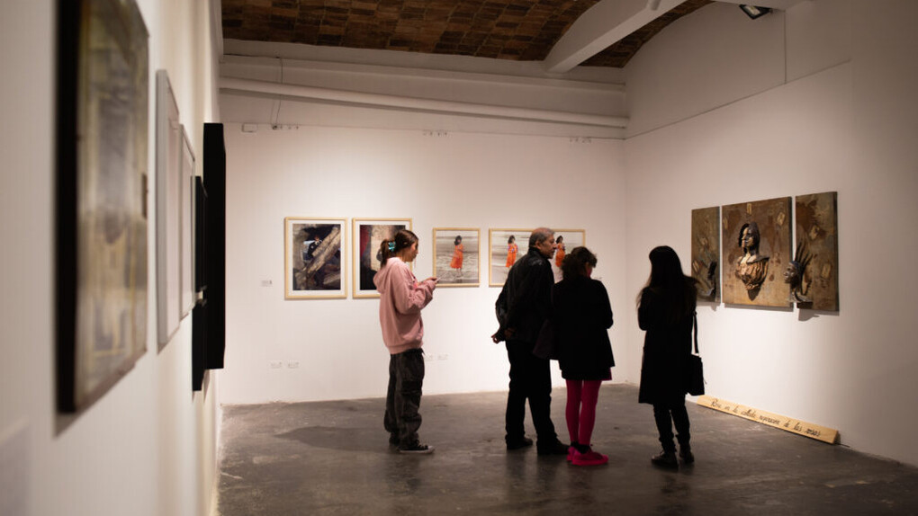 Varios artistas, Fotografía conceptual en Colombia, vista de exhibición. Cortesía de Espacio El Dorado