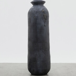 Theaster Gates, Bronze Vessel 1 (Strike) (detail), 2023. Bronze and patina with clay finish, 268.6 x 75.2 x 74.9 cm | 105 3/4 x 29 5/8 x 29 1/2 in.© Theaster Gates. Photo © Walla Walla Foundry. Courtesy White Cube
