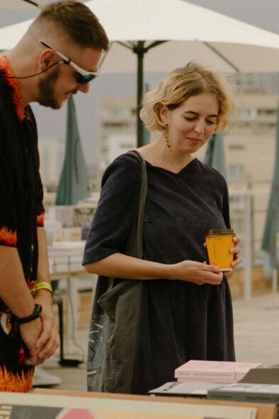 Estudantes observam livros na Festa Literária Internacional de Paraty (Flip), Rio de Janeiro, Brasil