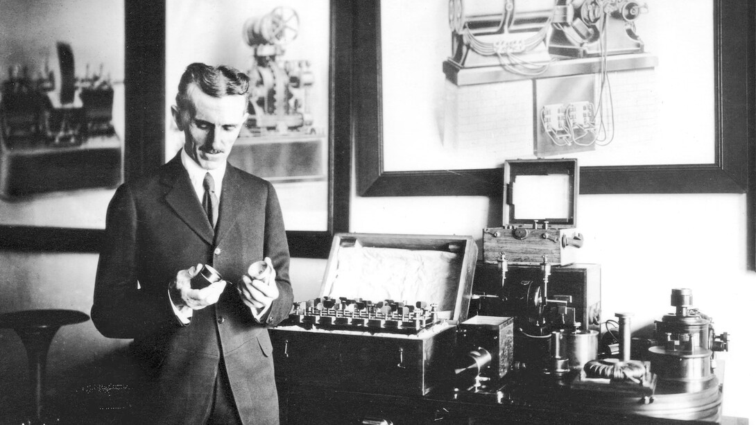 Nikola Tesla foi um inventor e engenheiro sérvio-americano, conhecido por suas contribuições fundamentais para o desenvolvimento da corrente alternada (CA) na eletricidade