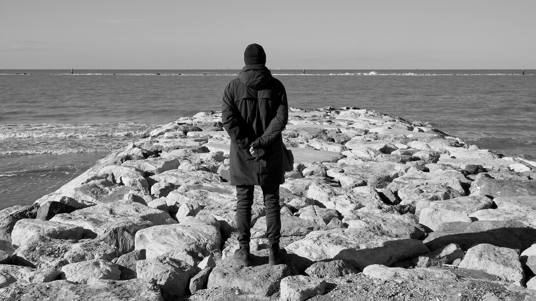 Il ragazzo guarda l'orizzonte