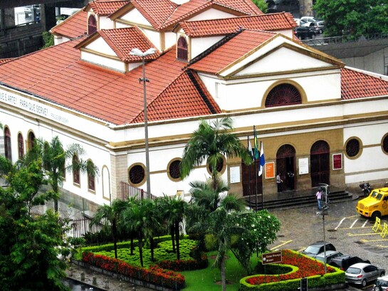 Além de sua relevância arquitetônica, a Casa França-Brasil representa um elo entre passado e presente. O edifício não apenas guarda memórias de diferentes fases da vida urbana carioca, mas também se reinventa como espaço de arte e cultura contemporânea. Essa capacidade de adaptação ao longo dos séculos reforça sua importância como patrimônio vivo, capaz de dialogar com tradições históricas e, ao mesmo tempo, com as demandas culturais do mundo atual