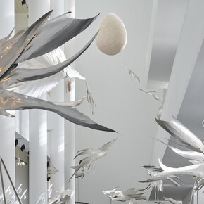 Petrit Halilaj y Álvaro Urbano, Ensamble lunar para mares en alza, vista de exhibición. Cortesía de Museu d’Art Contemporani de Barcelona