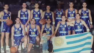 Selección Uruguaya Mayores (de izquierda a derecha): de pie: Losada, Cortes, Mayor, Silveira, Granger, Triver y Niquichenco; abajo: Caneiro, Soto, Capalbo, Alles y Castro (autor)