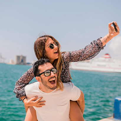 Casal viajando. 2024 começou e há inúmeras oportunidades se apresentando pra você