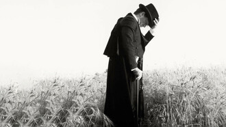 Paolo Saporiti. A Lucca da Saporiti ci aspettavamo un assaggio dell'ultimo album, e invece ci siamo goduti quasi una data zero di uno spettacolo in via di costruzione, con una parte teatrale, una recitazione di Shakespeare e soprattutto l'ispirazione e perfino la commozione di un concerto vero e proprio, da un'ora e mezza, lì, in mezzo agli scaffali dei dischi, in un silenzio irreale per la domenica pomeriggio