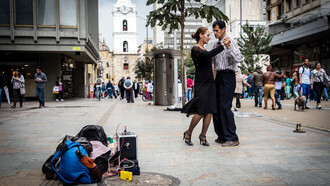 Un'esibizione di tango lungo la Carrera 7