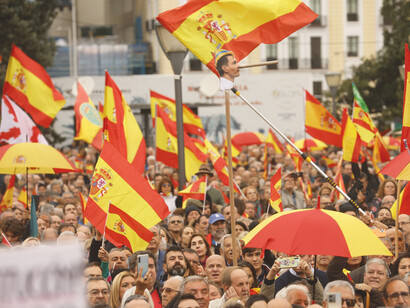 Ciudadanos se congregan frente a la sede del PSOE para rechazar la Ley de Amnistía impulsada por el Gobierno de España