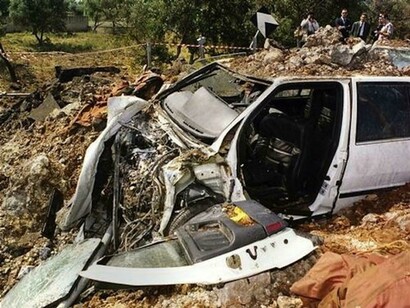 L'auto di Giovanni Falcone dopo l'esplosione della bomba