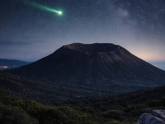 Sotto un cielo immobile, il cratere spento sembra attendere un segnale che solo pochi sanno riconoscere