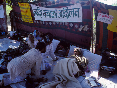 Activists on fast to raise consciousness about destructive dams on Narmada river, 1991 @ Ashish Kothari