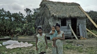 Familia de origen Misquito a orillas del río Prinzapolca, Nicaragua, década de 1960