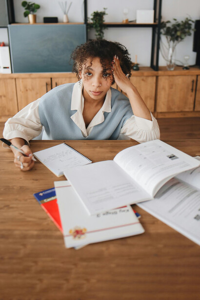 Estudiante siguiendo las formas educativas clásicas. Los sistemas adaptativos ajustan el contenido y las actividades en función de las necesidades individuales de los estudiantes