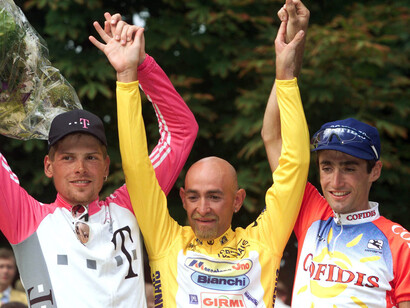 Pantani en el podio de los Campos Elíseos con Jan Ullrich y Bobby Julich