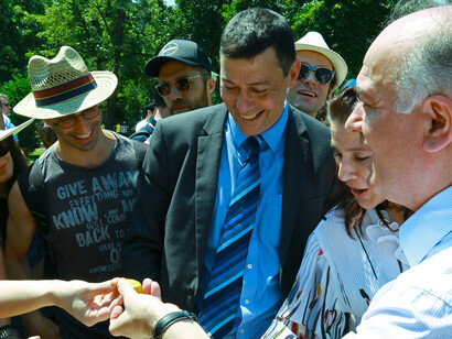 Israeli Ambassador Dan Oryan; the Mayor of Bitola, Macedonia Vladimir Taleski; and members of the Israeli theater company performing "Our Class", extend hands of friendship by exchanging stones that represent the two flags of their nations, Photo: Carrie Hart