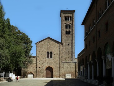La Basilica di San Francesco è nota per la suggestiva cripta con pavimento a mosaico spesso sommerso dall’acqua. Ravenna, Italia