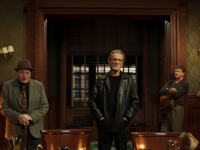 La película se desarrolla en un universo fragmentado, donde el tiempo parece diluirse y las decisiones del personaje son a menudo erráticas