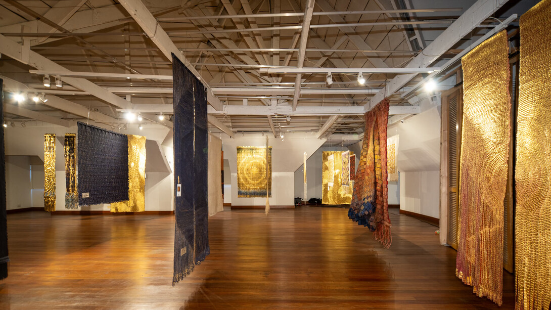 Olga de Amaral, vista de exhibición. Cortesía del Institute of Contemporary Art 