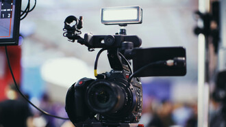 Luz, câmera, ação: bastidores da história de um programa de televisão argentino para desempregados