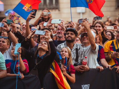 Des supporters sur la Plaça Sant Jaume écoutent les joueuses, 26 mai 2024
