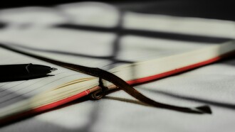 La literatura funciona como un espejo de la vida humana, reflejando nuestras emociones, dilemas y experiencias, ya sea de manera explícita o simbólica