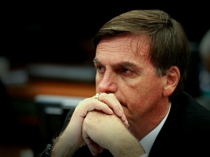 Jair Bolsonaro. A tentativa de golpe associada a Jair Bolsonaro em 2022 reflete um período de grande polarização política no Brasil, em que discursos de desinformação minaram a confiança no sistema eleitoral e nas instituições democráticas. A reação das instituições, especialmente do Judiciário, foi crucial para impedir que tais ameaças prosperassem. Ao reforçar os princípios democráticos e garantir a integridade do processo eleitoral, essas ações ajudaram a conter a erosão da democracia no país