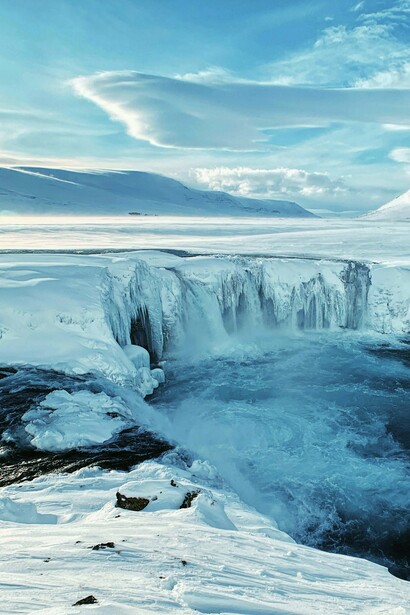 L'atterraggio sul pack non fu semplice e mentre un idrovolante rimase malconcio, l'altro si incastrò nel ghiaccio ed occorsero 24 giorni di affannoso lavoro per liberarlo e riuscire a ripartire