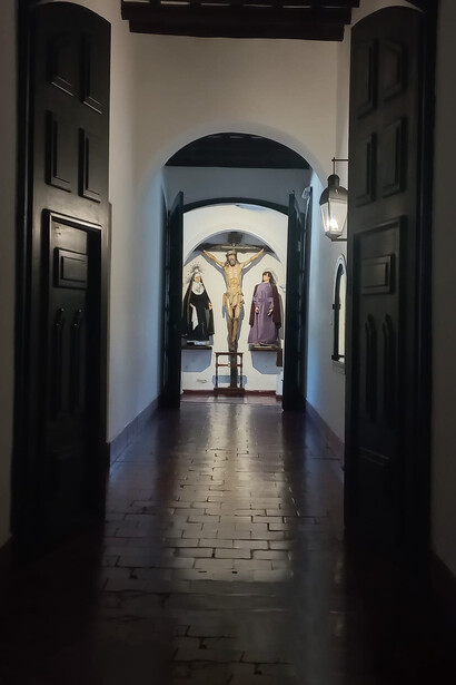 Figura de Mama Antula junto a la Cruz. Mama Antula fue declarada santa en febrero de 2024 por el Papa Francisco. Santa Casa de Ejercicios Espirituales San Ignacio de Loyola, Buenos Aires, Argentina