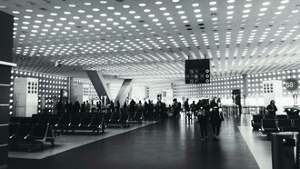 Área de embarque em aeroporto. Depois de muitos agradecimentos e ajustadas as fichas de embarque, o sujeito seguiu sorridente para o portão de embarque, olhos brilhando, feliz por ter conseguido aquilo que queria e agradecido ao meu colega pela gentileza. Conseguiu sua mamadeira...