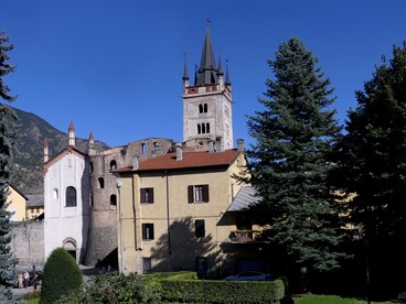 Cattedrale di San Giusto annessa alla porta romana "Porta Savoia", Susa, Italia. Vista dal parco d'Augusto