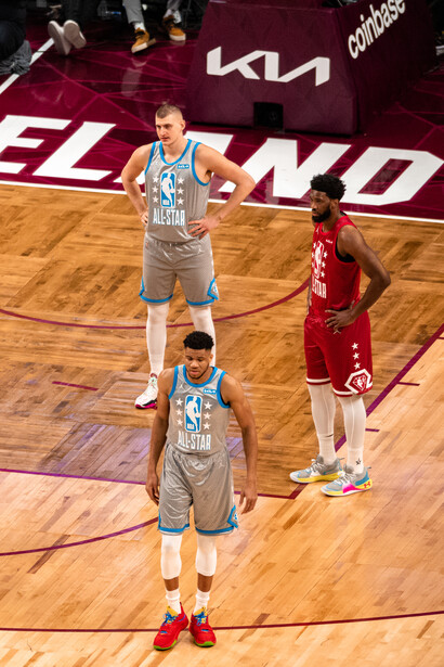 Nikola Jokic (en haut à gauche), Joel Embiid (au milieu à droite) et Giannis Antetokounmpo (en bas à gauche) lors du NBA All-Star Game 2022 à Cleveland, États-Unis, le 20 février 2022. Photo par Erik Drost