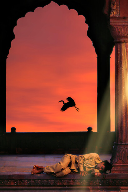 Delhi, India – Uomo che riposa nel cortile della Grande Moschea Jama Masjid (elaborazione dell’autore). Ph. Sergio Pessolano