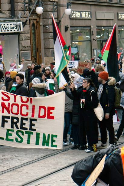 Protestors condemning the war waged against Palestine